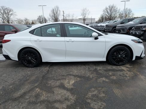 Used 2025 Toyota Camry SE image 9