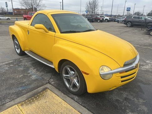 Used 2004 Chevrolet SSR w/ Preferred Equipment Group image 2