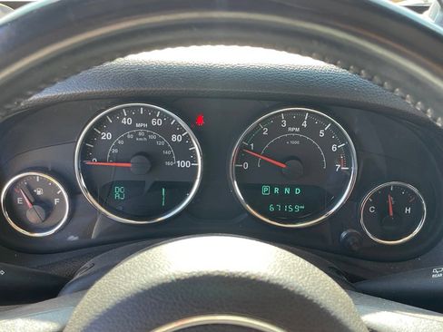 Used 2015 Jeep Wrangler Unlimited Sahara w/ Connectivity Group AWD/4WD image 11