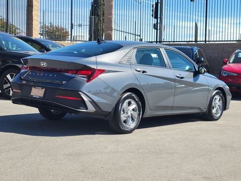 New 2026 Hyundai Elantra SE image 2