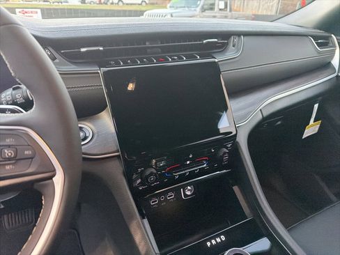 New 2025 Jeep Grand Cherokee L Limited image 29