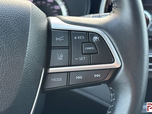 Used 2024 Toyota Highlander LE image 32