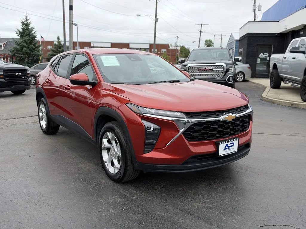 Used 2024 Chevrolet Trax LS w/ LS Convenience Package FWD image 3