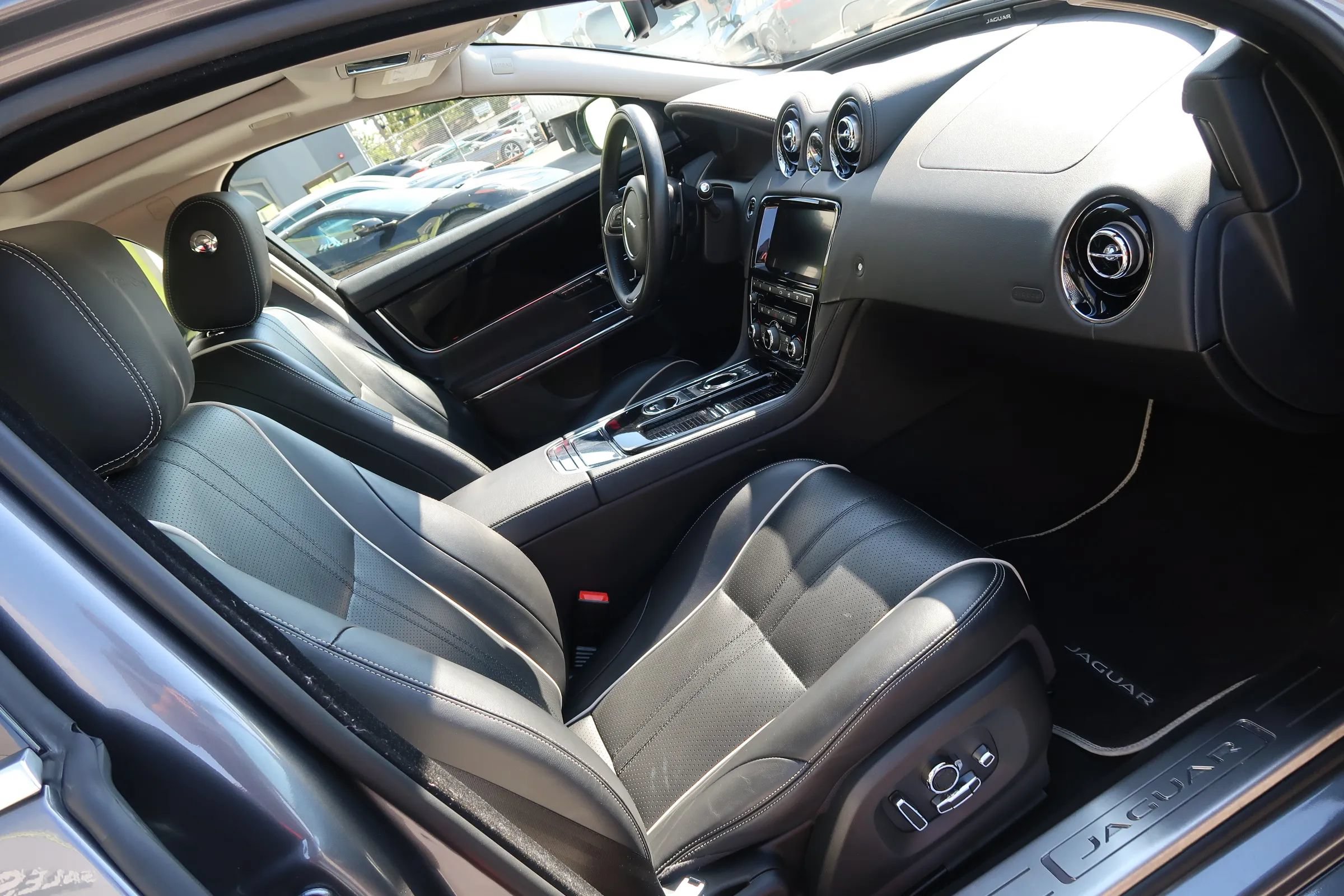 Used 2019 Jaguar XJ R-Sport RWD image 23