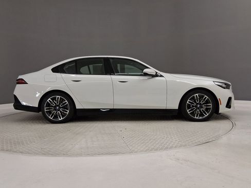 New 2026 BMW 550e xDrive w/ Premium Package AWD/4WD image 6