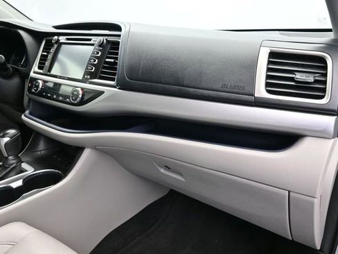 Used 2019 Toyota Highlander XLE FWD image 38