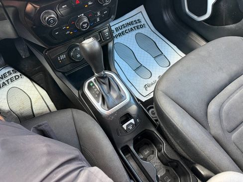 Used 2021 Jeep Renegade Latitude w/ Convenience Group AWD/4WD image 18