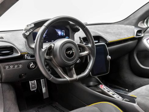 Used 2023 McLaren Artura RWD image 2