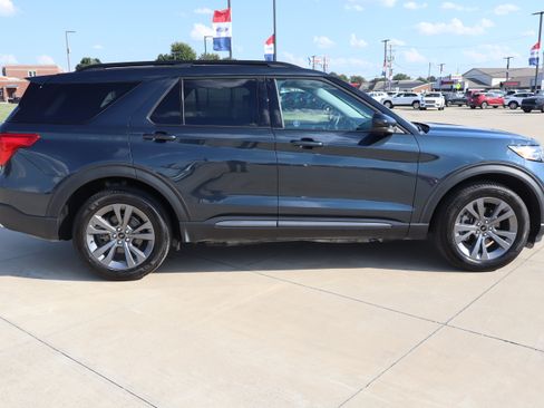 Used 2024 Ford Explorer XLT w/ Equipment Group 202A AWD/4WD image 4