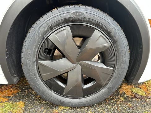 Used 2023 Toyota Prius LE image 9