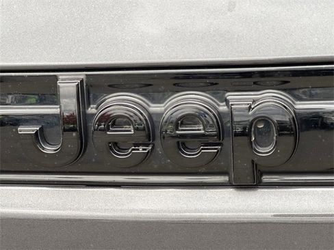 Used 2023 Jeep Grand Cherokee Altitude image 11