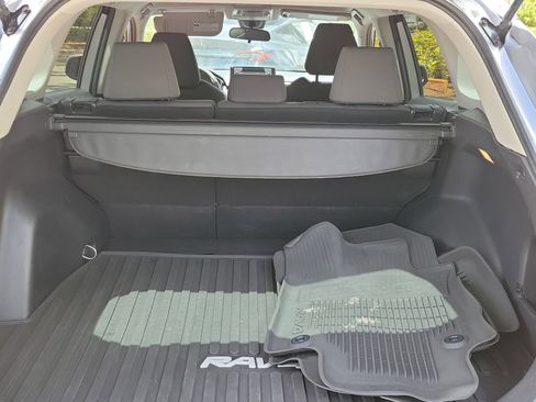 Used 2021 Toyota RAV4 XLE FWD image 7