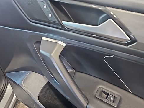 Used 2022 Volkswagen Tiguan SE image 12