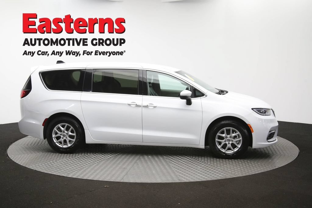 Used 2023 Chrysler Pacifica Touring-L FWD image 48