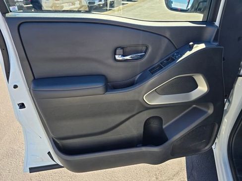 Used 2023 Nissan Frontier SV image 11