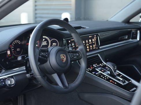 Certified 2023 Porsche Panamera image 4