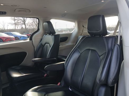 Used 2023 Chrysler Pacifica Touring-L image 24