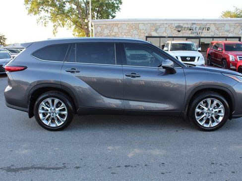 Used 2021 Toyota Highlander XLE AWD/4WD image 8