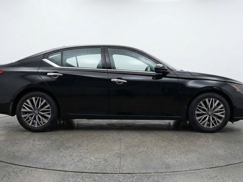 Used 2025 Nissan Altima 2.5 SV FWD image 11