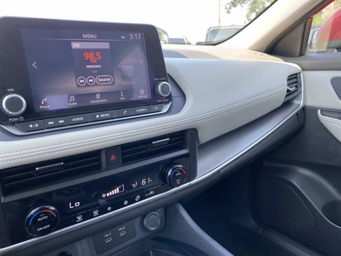 Used 2025 Nissan Rogue SV AWD/4WD image 29