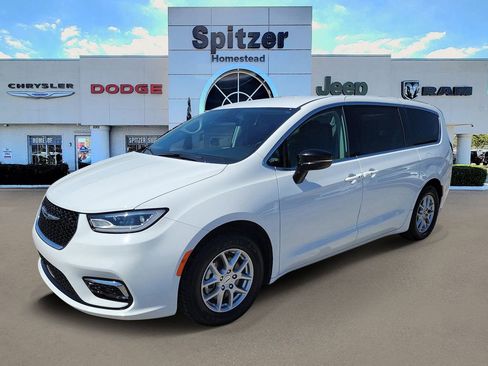 Used 2024 Chrysler Pacifica Touring-L image 4