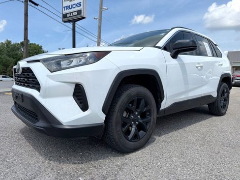 Used 2021 Toyota RAV4 LE FWD image 2