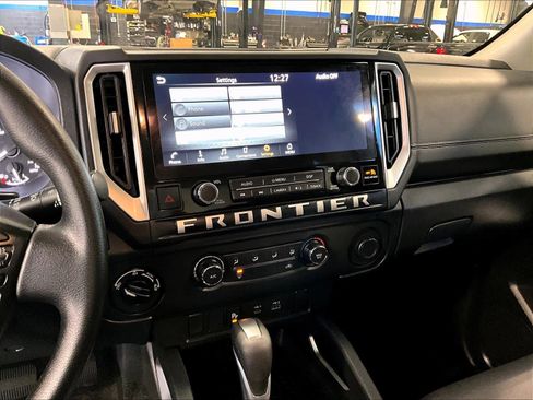 Used 2025 Nissan Frontier SV image 18