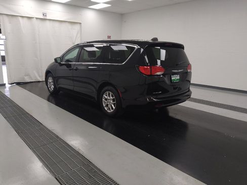 Used 2023 Chrysler Voyager LX image 5