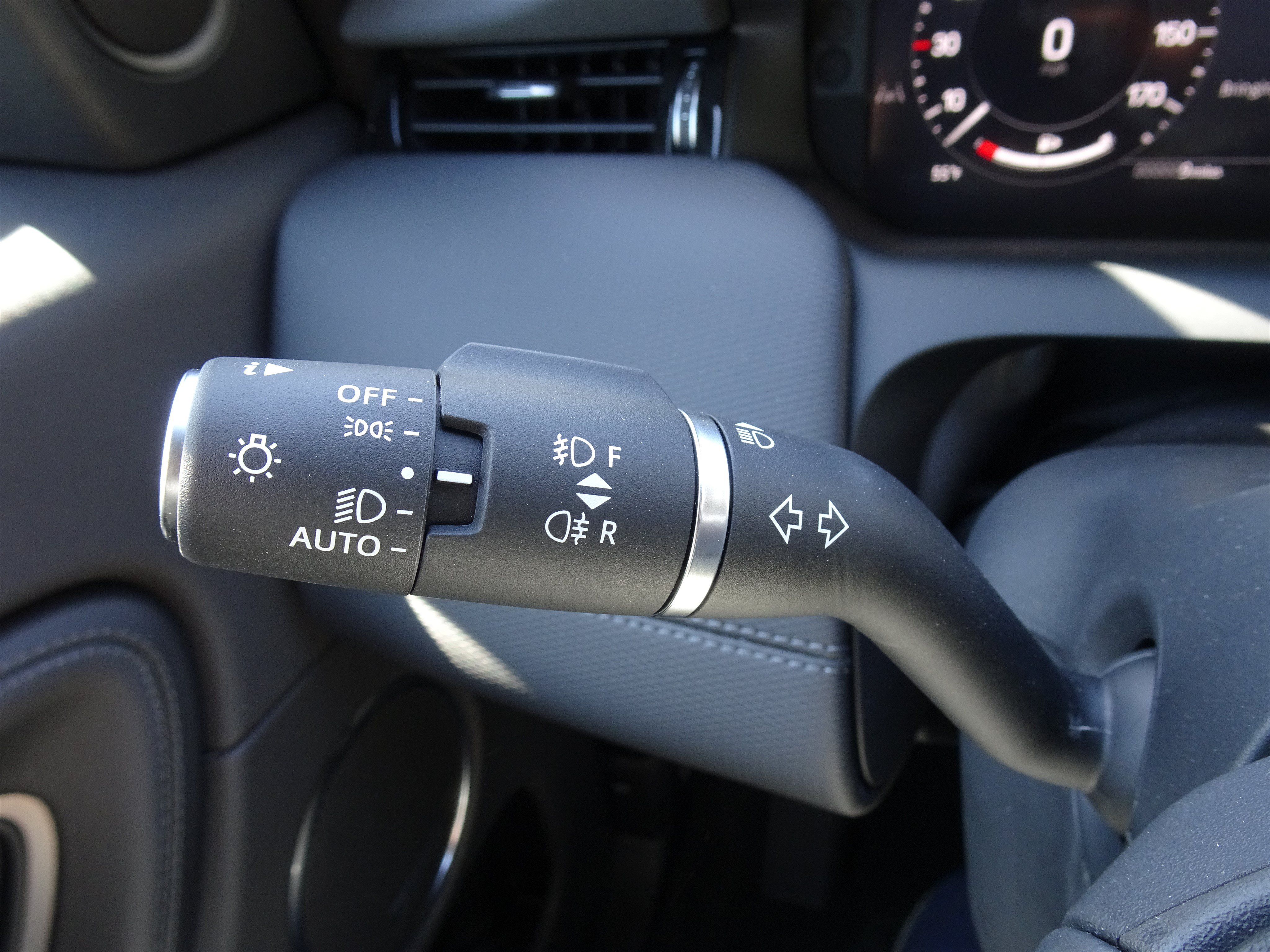 Certified 2025 Land Rover Discovery Sport Dynamic SE AWD/4WD image 32