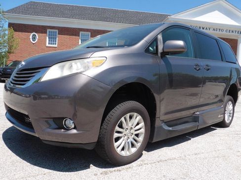Used 2014 Toyota Sienna XLE FWD image 10