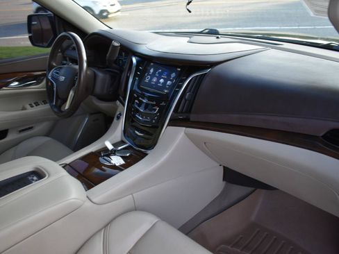 Used 2017 Cadillac Escalade Luxury AWD/4WD image 13