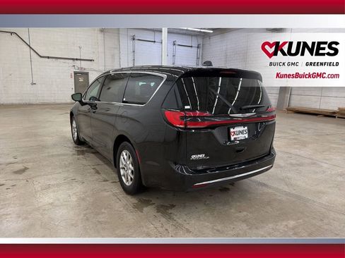 Used 2024 Chrysler Pacifica Touring-L image 8