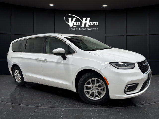 Used 2023 Chrysler Pacifica Touring-L FWD image 1
