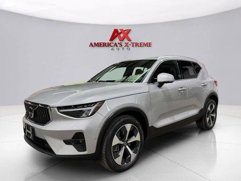 Used 2023 Volvo XC40 B5 Plus w/ Driver Assist Package AWD/4WD image 3