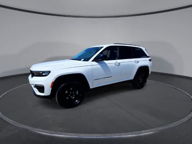 Used 2023 Jeep Grand Cherokee Limited w/ Black Appearance Package AWD/4WD image 4