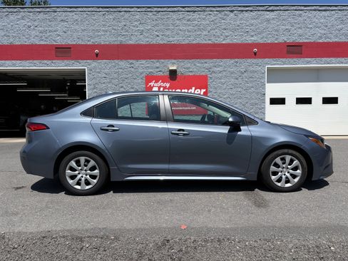 Certified 2025 Toyota Corolla LE FWD image 2