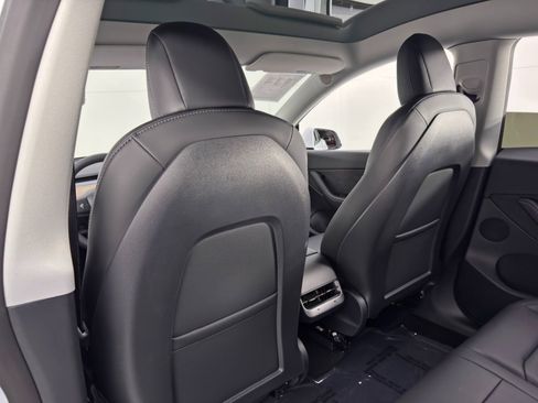 Used 2022 Tesla Model Y Long Range image 35