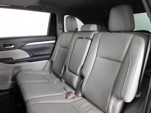 Used 2015 Toyota Highlander XLE image 18