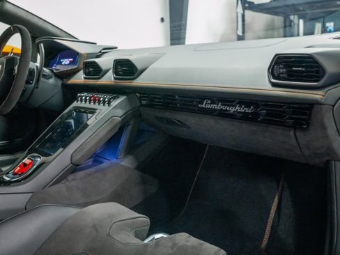 Used 2020 Lamborghini Huracan EVO image 13
