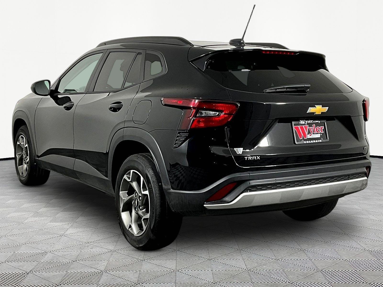 Used 2026 Chevrolet Trax LT FWD image 4