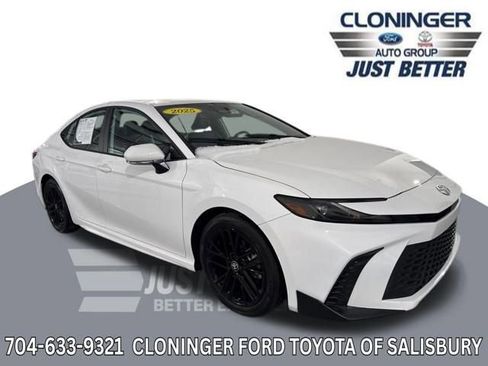 Used 2025 Toyota Camry SE image 1