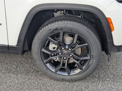 New 2025 Jeep Grand Cherokee Limited image 11