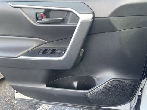 Used 2022 Toyota RAV4 LE image 9