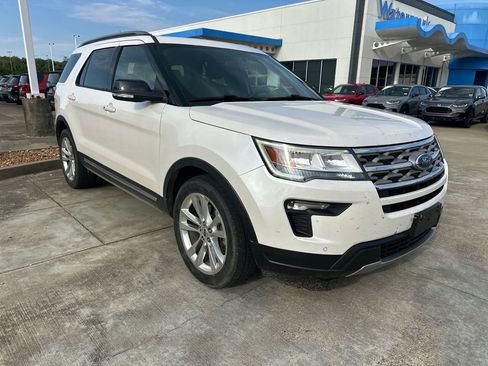Used 2018 Ford Explorer XLT w/ Equipment Group 202A FWD image 7