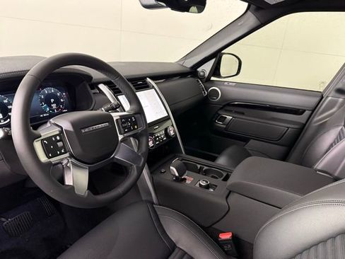 Certified 2025 Land Rover Discovery S image 33