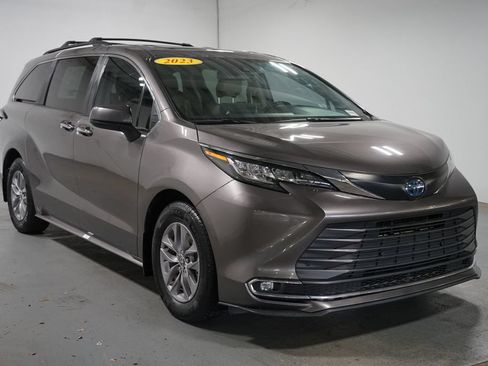 Used 2023 Toyota Sienna XLE FWD image 3