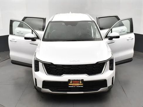 Used 2024 Kia Sorento S FWD image 10