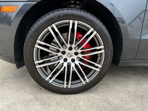 Used 2018 Porsche Macan Turbo AWD/4WD image 11