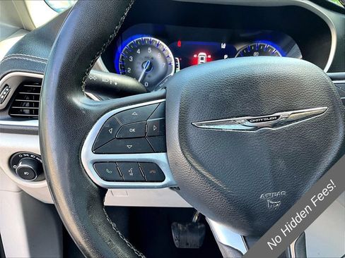 Used 2023 Chrysler Pacifica Touring-L FWD image 13