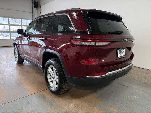Used 2024 Jeep Grand Cherokee Laredo image 3